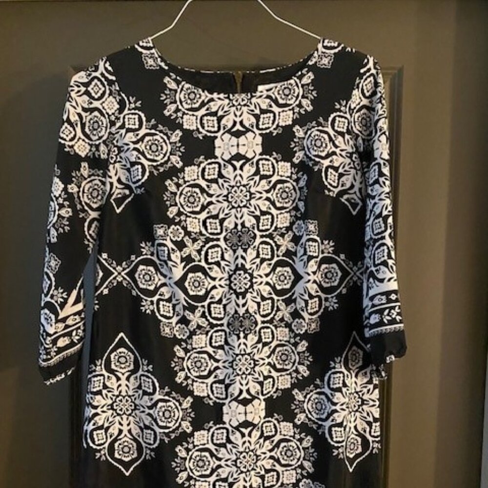 Abstract detail black and white dress size small
